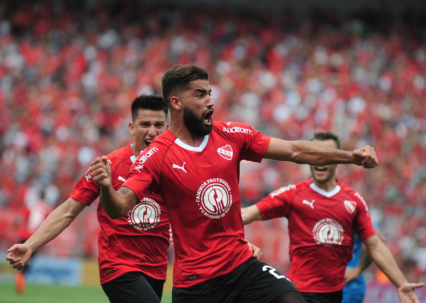 El Rojo erró dos penales pero ganó y es escolta