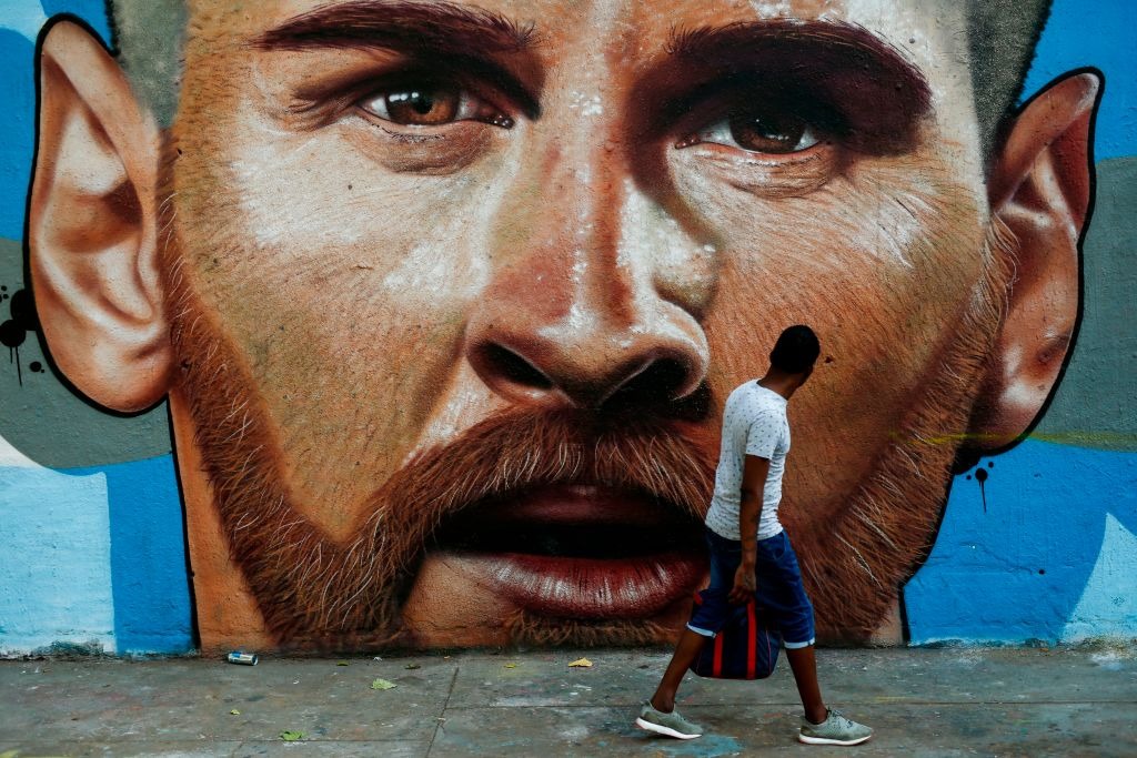 El mural de Messi en Barcelona, hecho por un grafittero rosarino