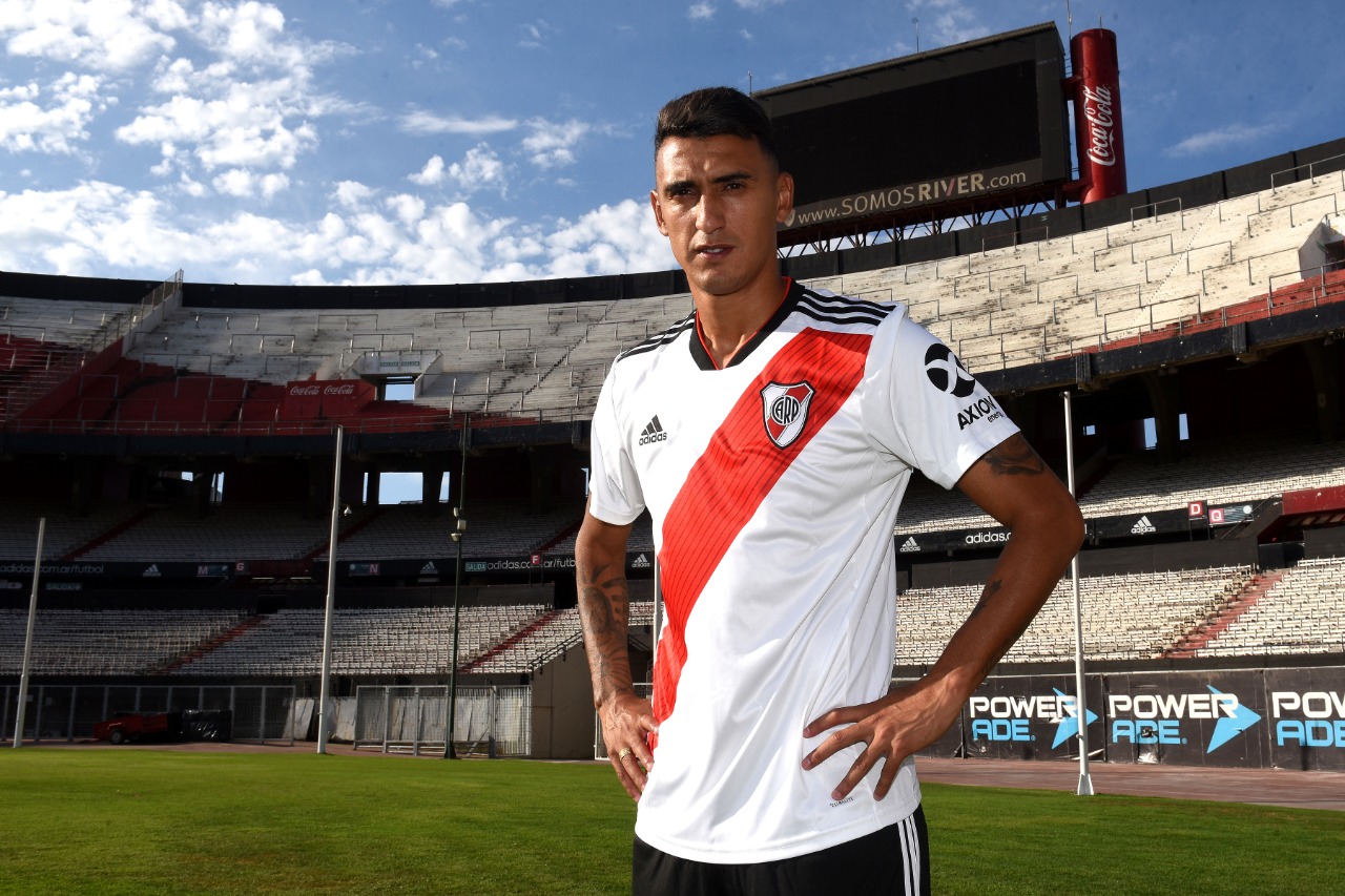 Fin de la novela: Suárez se calzo la camiseta de River