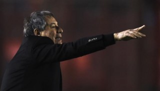 Holan fue apretado por la barra de Independiente