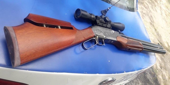 Un futbolista de la Superliga amenazó con un rifle a una empleada de un camping