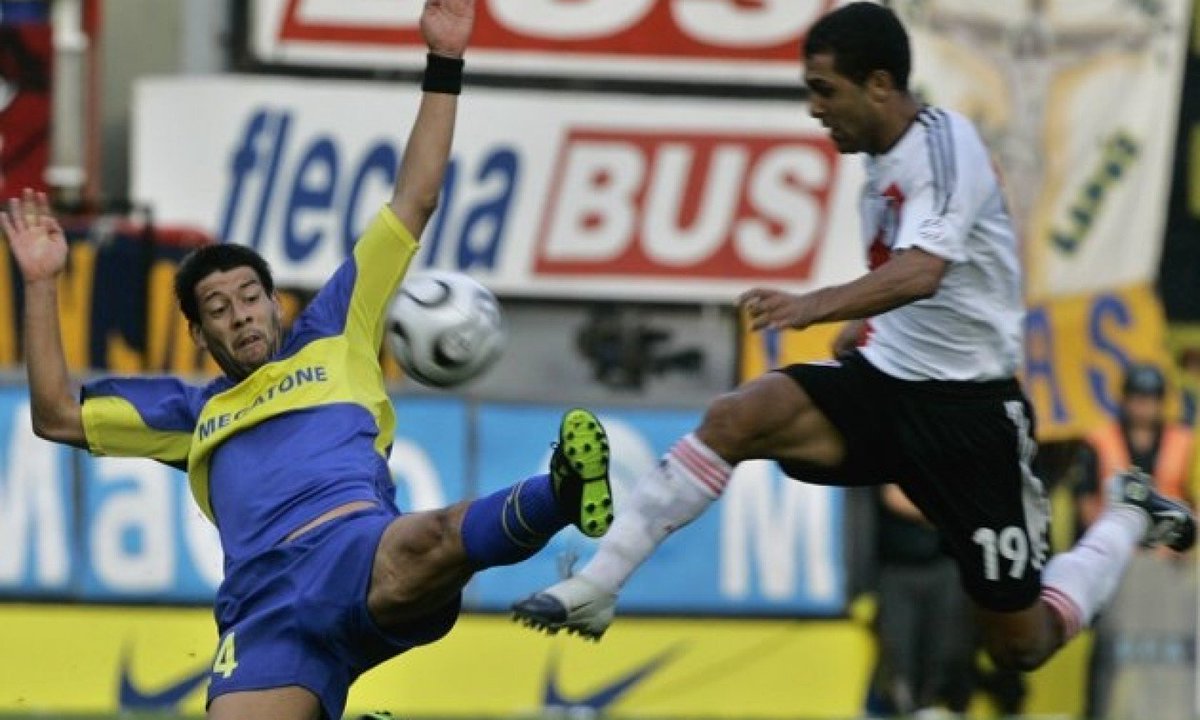 Las seis peores patadas en Superclásicos