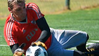 Armani va al arco frente a Olimpo
