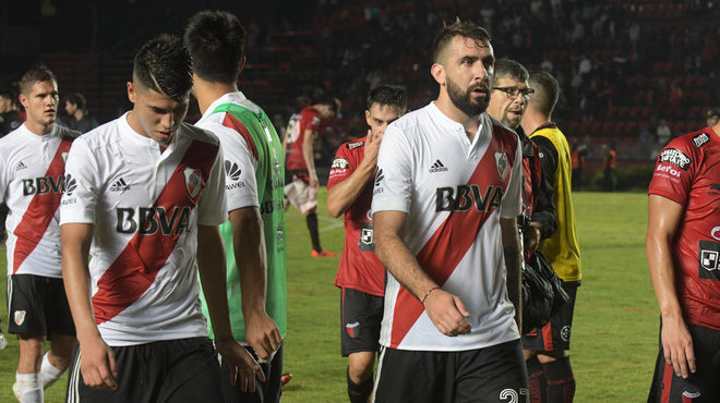Números rojos de Gallardo en cancha de Colón