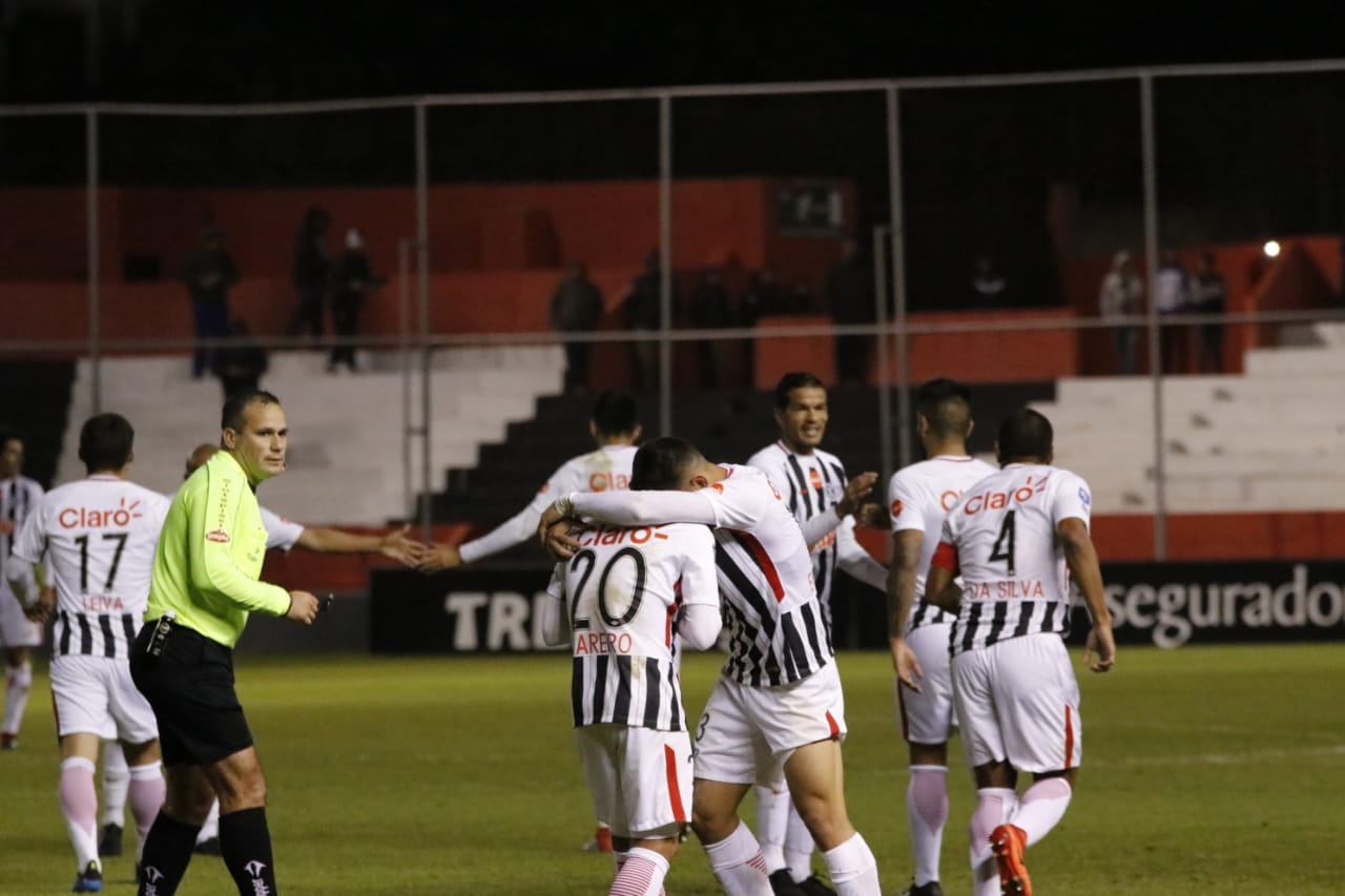 El Guma volvió a sumar de a tres