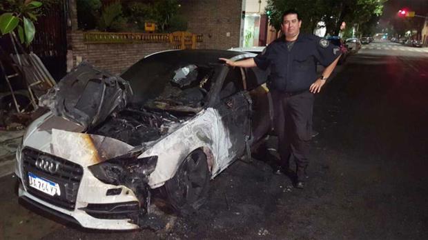 Le incendiaron el auto al Pity