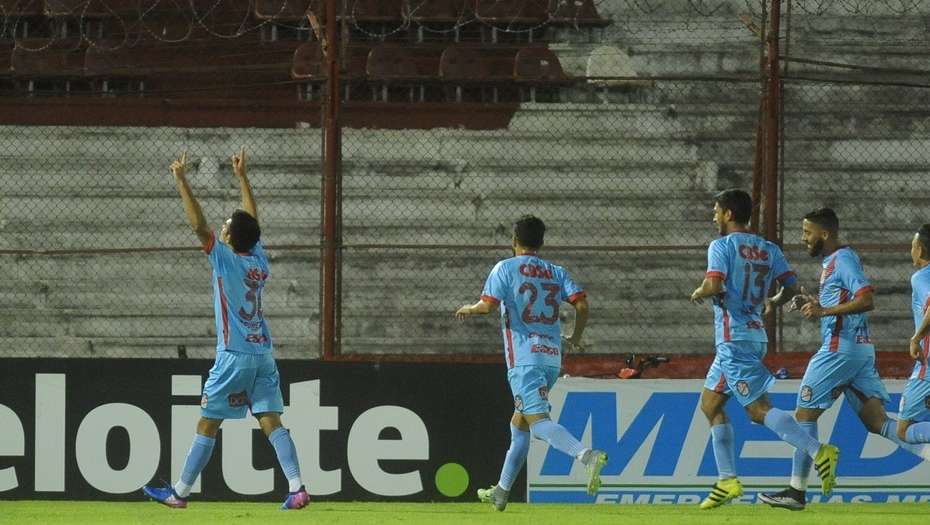 ARSENAL GANÓ Y SALIÓ DE LA ZONA DEL DESCENSO