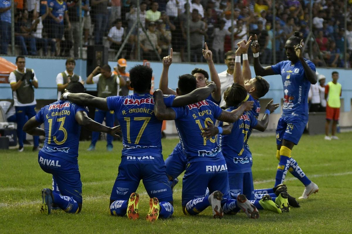 Delfín abrió la copa con una goleada
