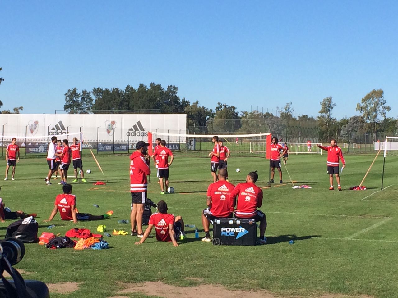 Buen clima y fútbol en River Camp