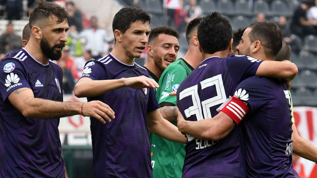 Camiseta violeta para el debut