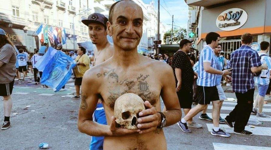 El hincha que festejó con el cráneo de su abuelo