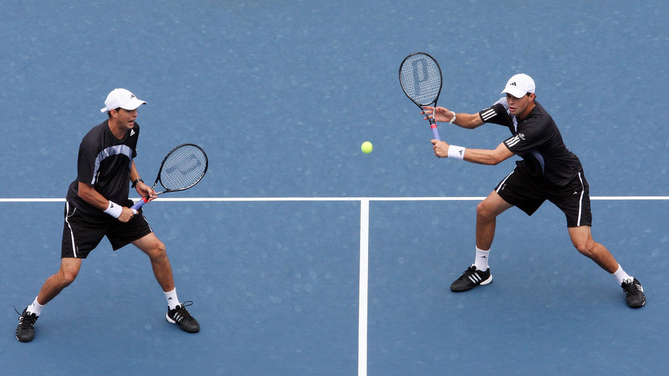 ¡Los Bryan, iguales hasta en el saque!