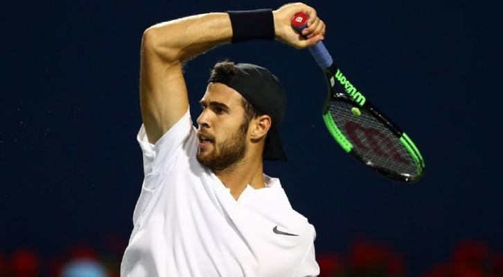 Khachanov estrena el nueve del mundo con una caída