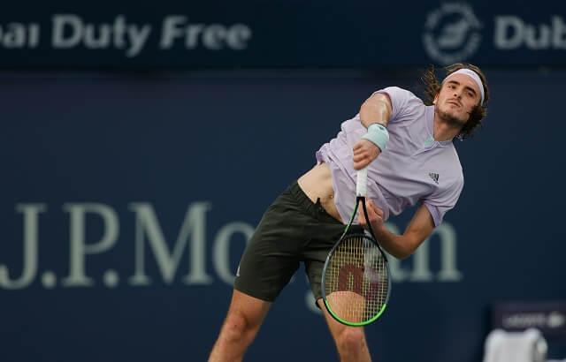 Tsitsipas zafó y está en semis de Dubai