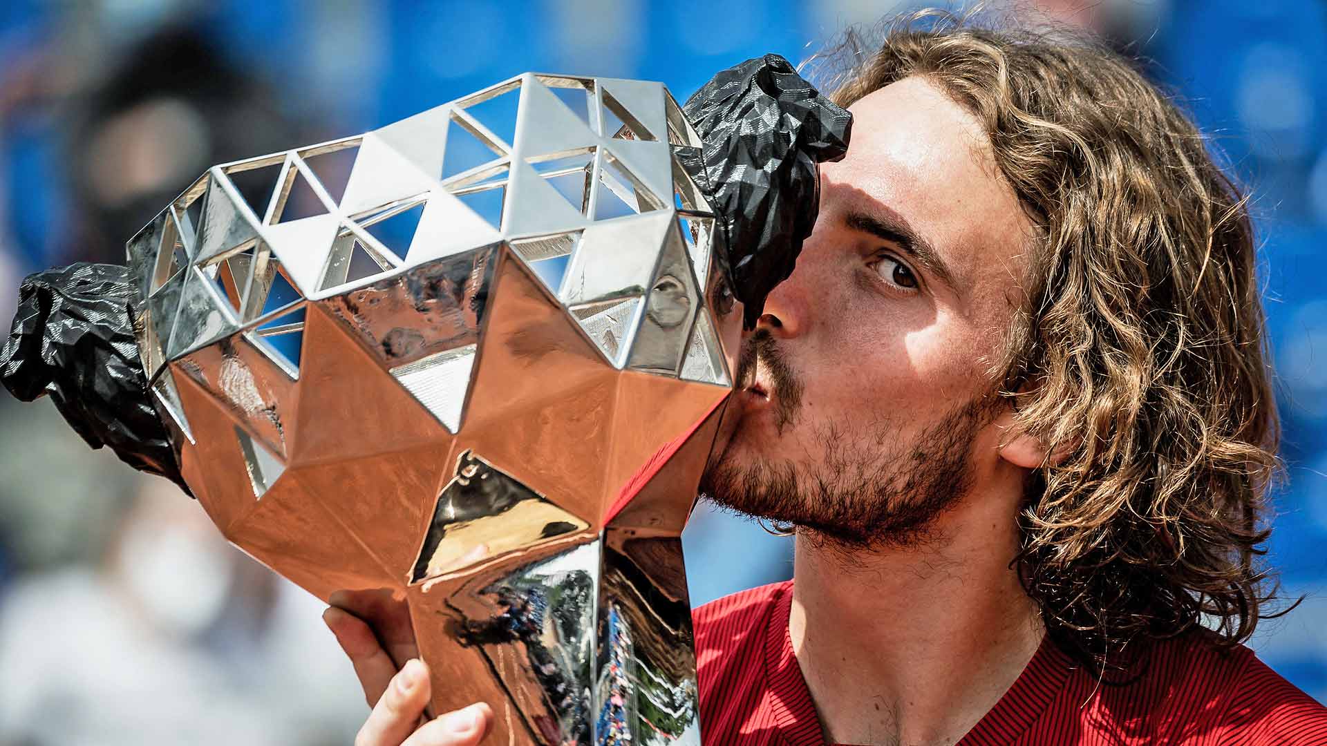 Tsitsipas campeón de Lyon