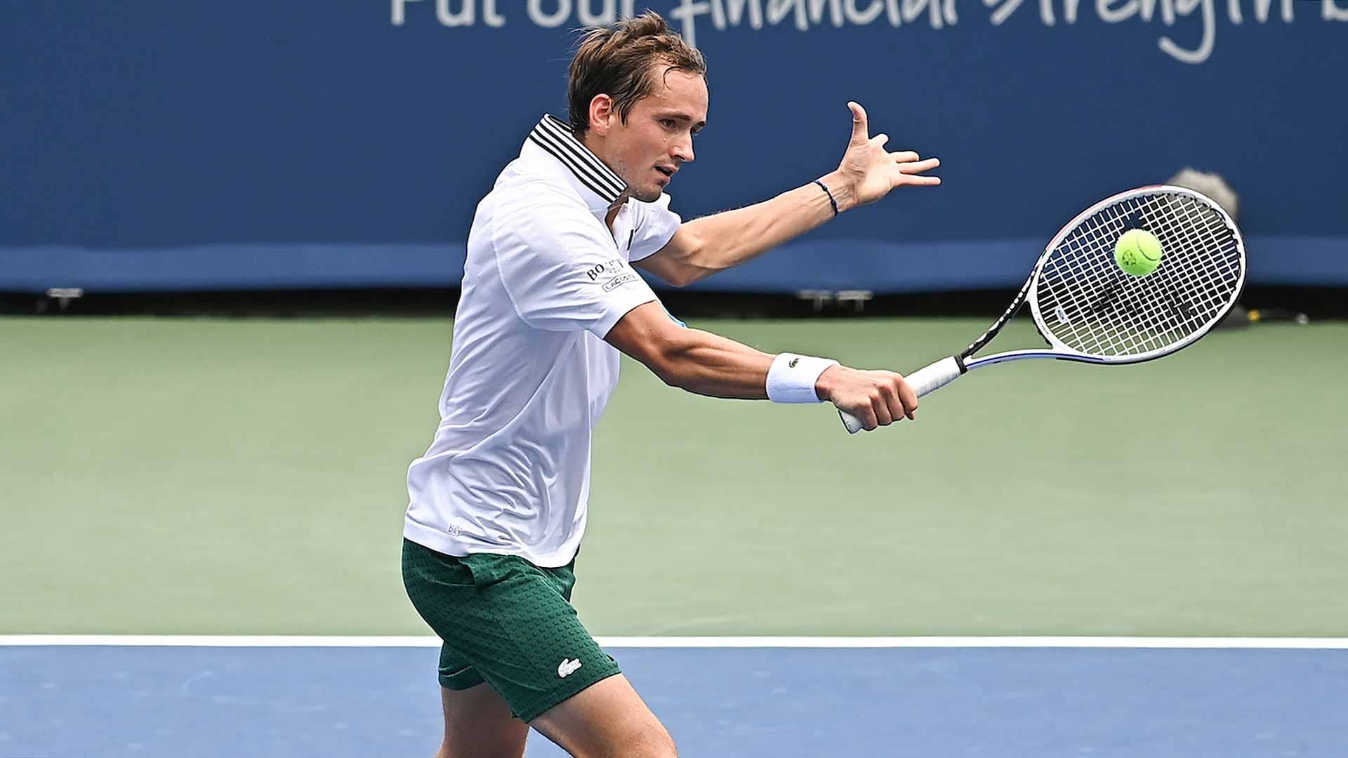 Medvedev destroza a Carreño Busta y está en semis