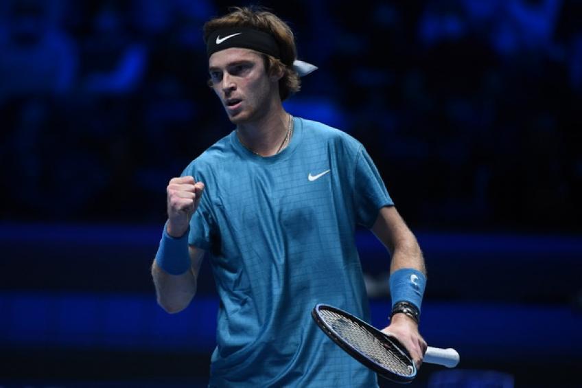 Rublev venció a Tsitsipas y se prendió en el Grupo Verde