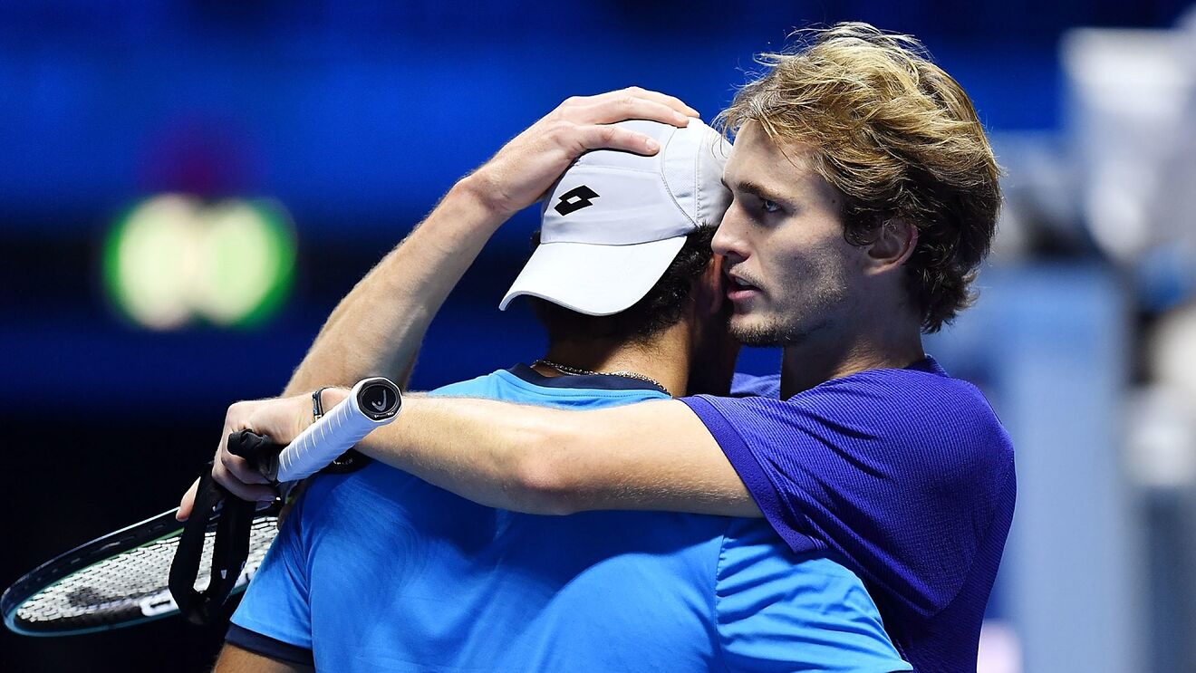 Zverev derrotó a Berrettini y se prendió en el Grupo Rojo